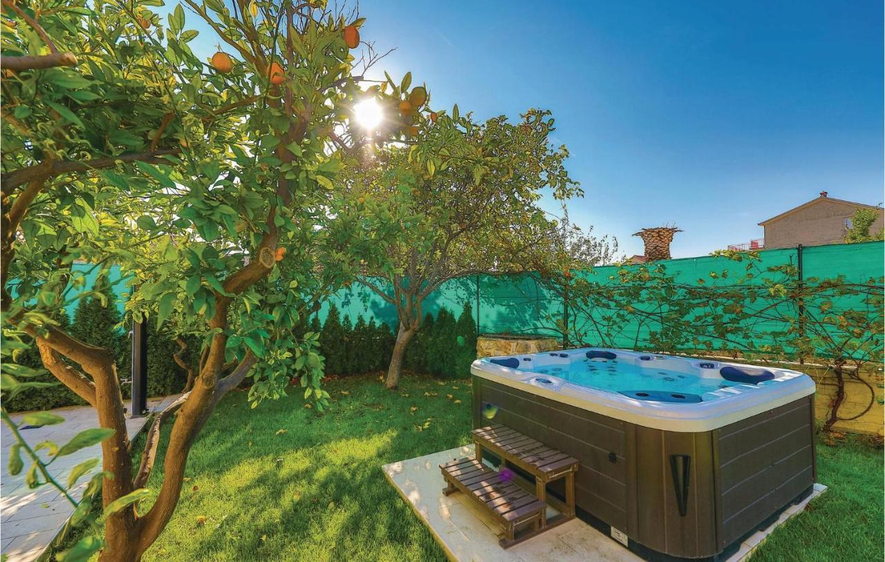 Lovely Apartment In Kastel Stafilic With Jacuzzi Kaštela Eksteriør bilde